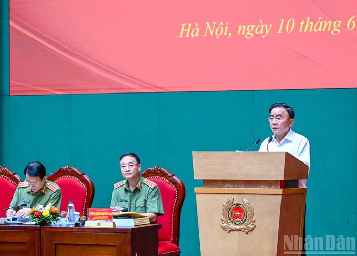 Thường trực Ban Bí thư Trần Cẩm Tú phát biểu khai mạc, chỉ đạo hội thảo. (Ảnh: DUY LINH)