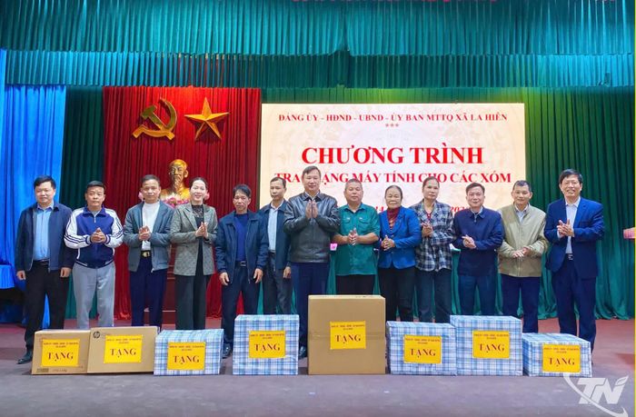 Đảng ủy xã trao tặng máy tính cho chi bộ các xóm.