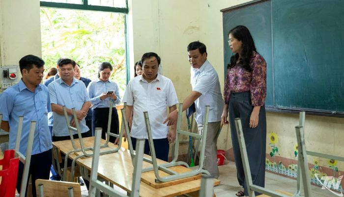 Đoàn khảo sát cơ sở vật chất tại Trường PTDT Bán trú Tiểu học và THCS Sảng Mộc.