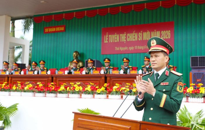 Thiếu tướng Trần Xuân Mạnh, Phó Tư lệnh, Tham mưu trưởng Quân khu 1 dự và phát biểu chỉ đạo buổi Lễ tuyên thệ chiến sĩ mới tại Sư đoàn 346. 