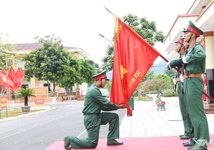 Đại diện chiến sĩ mới đọc 10 lời thề danh dự của Quân đội nhân dân Việt Nam và thực hiện nghi lễ tuyên thệ.