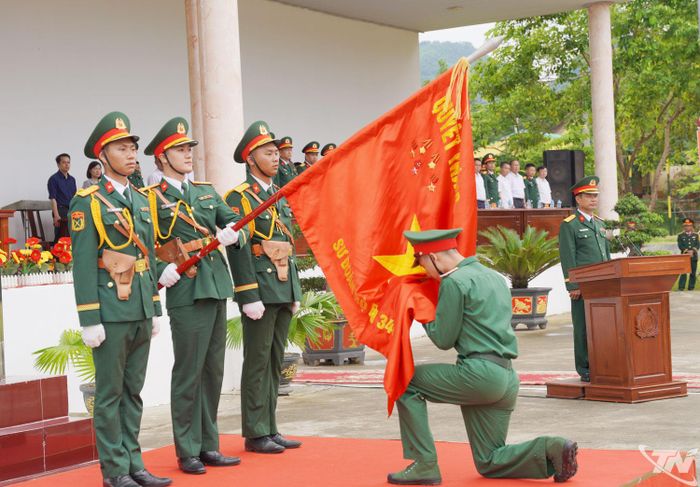 Chiến sĩ mới Sư đoàn 346 thực hiện nghi thức tuyên thệ dưới Quân kỳ Quyết thắng.