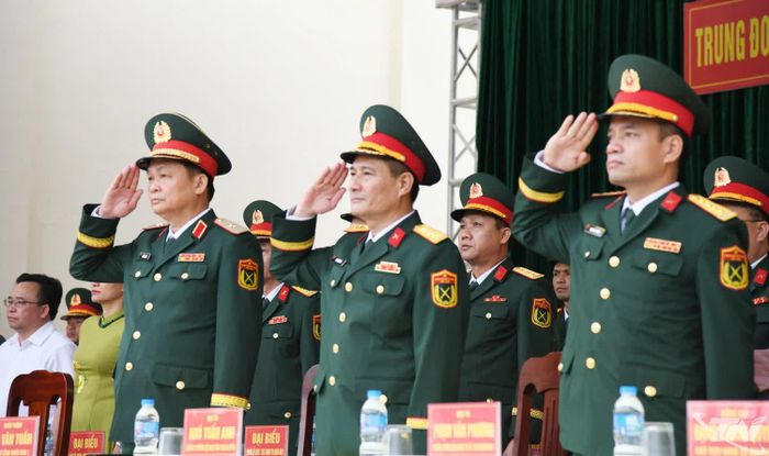 Các đại biểu thực hiện nghi thức chào cờ tại buổi lễ.