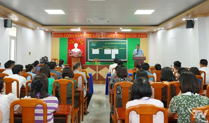 Đồng chí Phó Chủ tịch UBND tỉnh Dương Văn Lượng động viên các lực lượng làm công tác tổ chức Kỳ thi tại Điểm thi Trường THPT Chuyên Thái Nguyên.