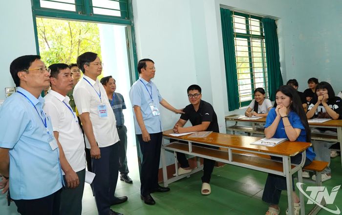 Đồng chí Dương Văn Lượng động viên thí sinh tại Điểm thi Cao đẳng Thái Nguyên.