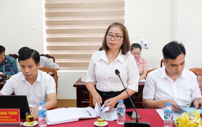Đại diện xã Văn Lăng báo cáo tại buổi làm việc.