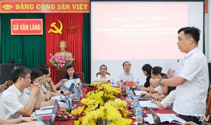 Đại diện xã Vô Tranh báo cáo tại buổi làm việc.