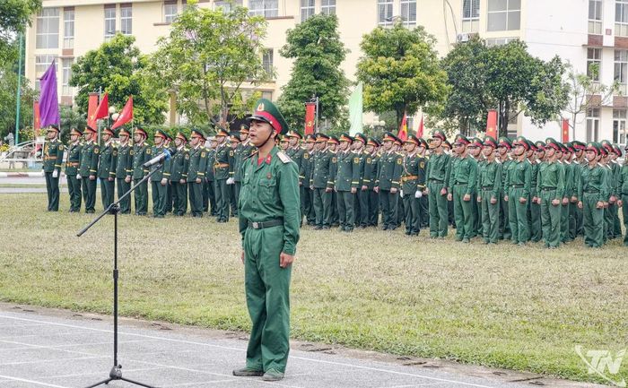 Đại diện chiến sĩ mới tuyên thệ.
