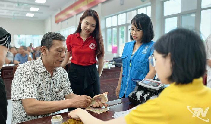 Người dân xã Đồng Hỷ nhận tiền hỗ trợ thiên tai từ tổ chức UNDP.