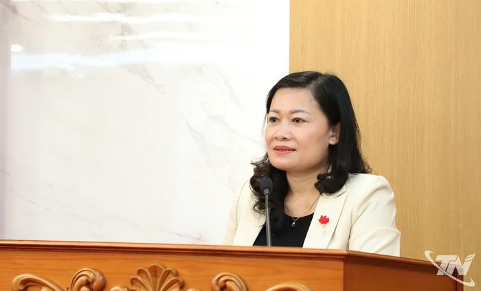 Đồng chí Phó Chủ tịch HĐND tỉnh Mai Thị Thúy Nga phát biểu.