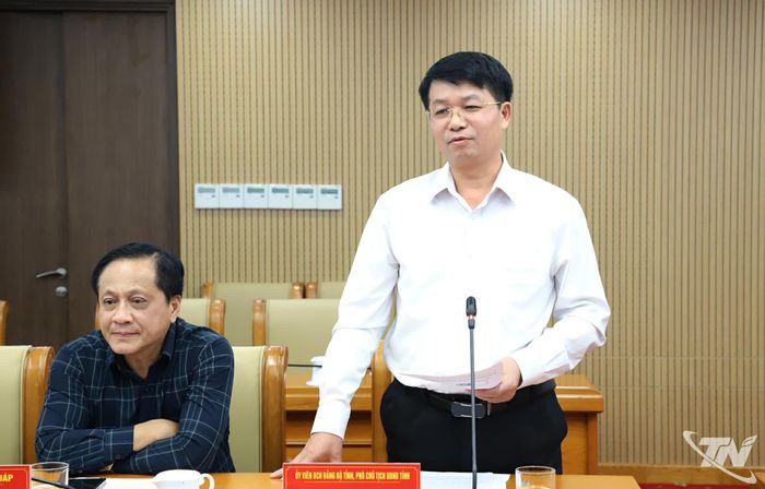 Đồng chí Phó Chủ tịch UBND tỉnh Nông Quang Nhất phát biểu tại Hội nghị.