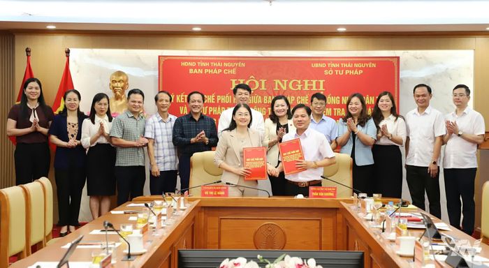 Lãnh đạo Ban Pháp chế HĐND tỉnh và Sở Tư pháp ký kết Quy chế phối hợp.
