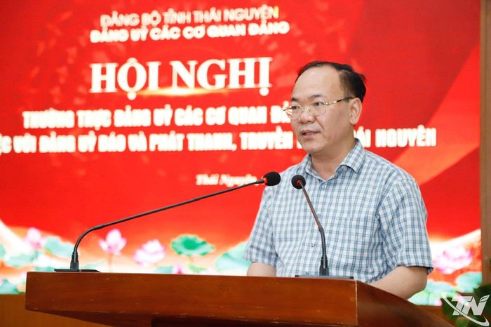 Đồng chí Đỗ Xuân Hòa, Giám đốc Báo và Phát thanh, Truyền hình Thái Nguyên, báo cáo tình hình hoạt động của đơn vị sau 1 năm sáp nhập.