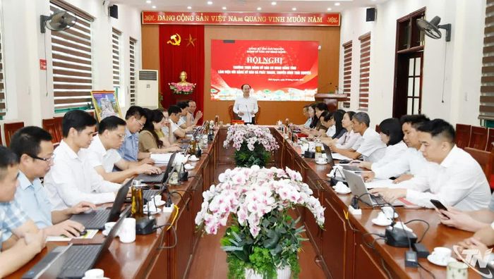 Các đại biểu dự buổi làm việc.