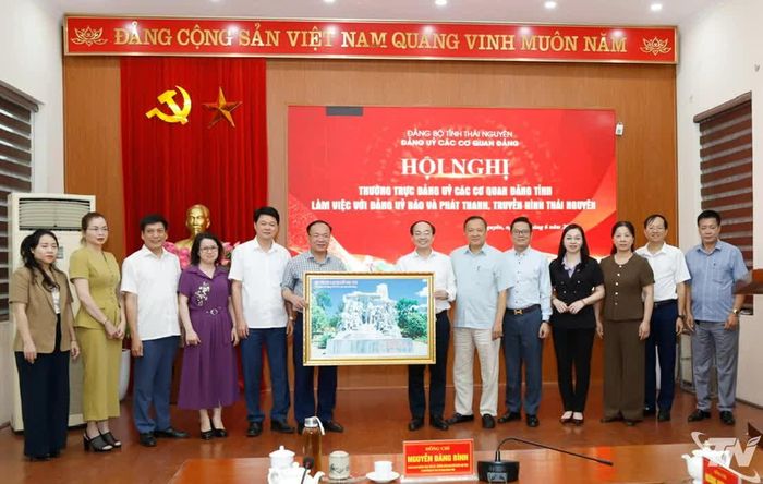 Đồng chí Nguyễn Đăng Bình tặng quà chúc mừng Báo và Phát thanh, Truyền hình Thái Nguyên nhân dịp kỷ niệm 101 năm Ngày Báo chí cách mạng Việt Nam.