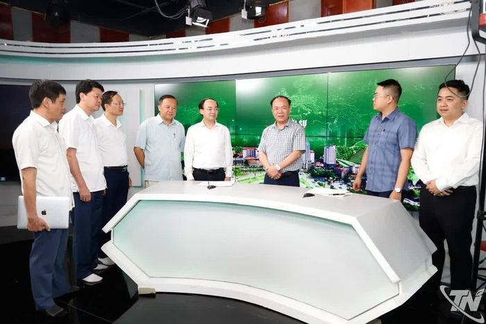 Đồng chí Nguyễn Đăng Bình thăm Trường quay S1 của Báo và Phát thanh, Truyền hình Thái Nguyên.