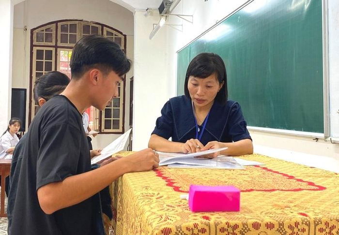 Thí sinh đối chiếu thông tin cá nhân 