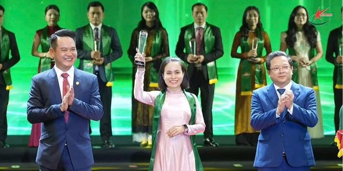 Chị Trần Thị Thúy Hà (giữa) nhận danh hiệu Doanh nhân trẻ khởi nghiệp xuất sắc năm 2026