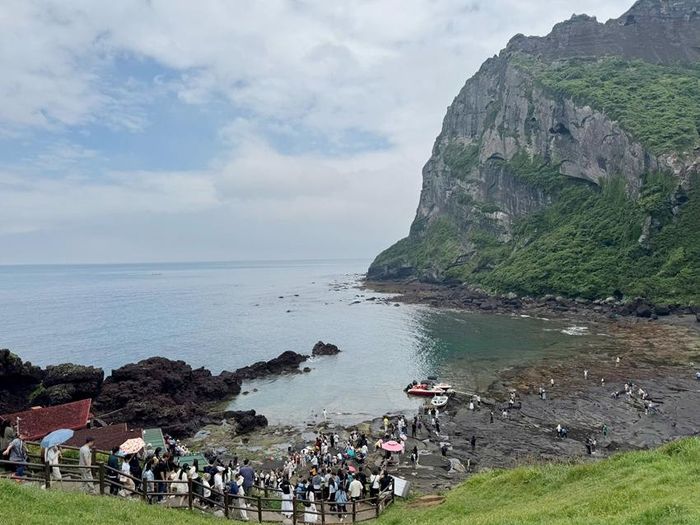 Yongmeori Coast với những vách đá được hình thành từ hoạt động núi lửa cách đây hàng triệu năm.