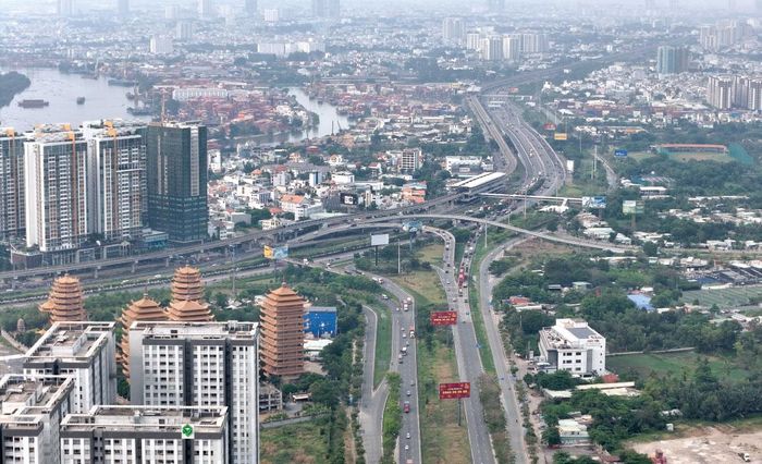 Quy hoạch đô thị và phát triển hạ tầng phải song hành với quá trình chuyển đổi kinh tế. Ảnh: LÊ VŨ