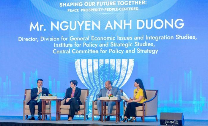 TS. Nguyễn Anh Dương - Trưởng phòng Nghiên cứu tổng hợp và Hội nhập quốc tế, Viện Nghiên cứu Chính sách và Chiến lược, Ban Chính sách, chiến lược Trung ương trao đổi tại phiên thảo luận. (Ảnh: HVNG)