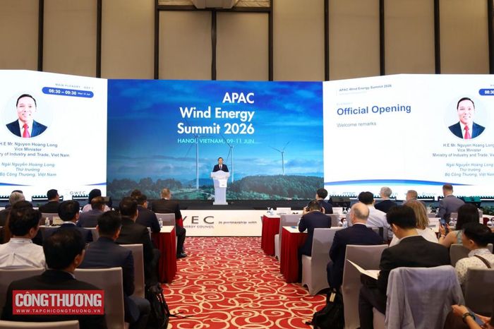 Việt Nam cần tập trung xây dựng một hệ sinh thái toàn diện bao gồm chuỗi cung ứng nội địa, phát triển hạ tầng cảng biển và cơ sở công nghiệp dịch vụ phụ trợ liên quan, từ đó mở ra cơ hội dịch chuyển chuỗi cung ứng và tạo ra hàng trăm ngàn việc làm có tay nghề cao trong tương lai