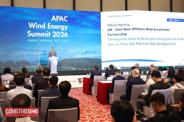 Ông Alex Strugnell, Phó Đại sứ Anh tại Hà Nội khẳng định Vương quốc Anh sẵn sàng chia sẻ kinh nghiệm thực tiễn từ việc xây dựng thị trường điện gió ngoài khơi lớn nhất thế giới để hỗ trợ Việt Nam