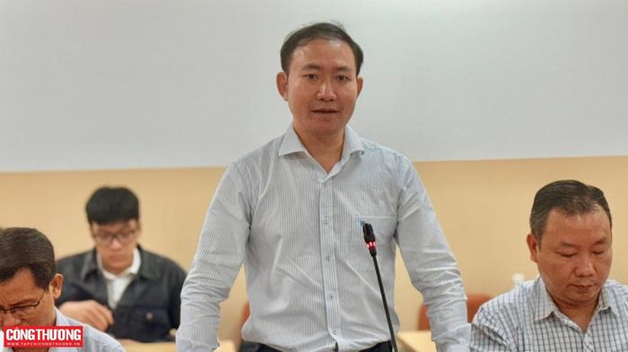 Ông Dương Minh Thắng, Giám đốc Công ty TNHH Thương mại Dịch vụ và Kho vận Viettel Post- TTC trao đổi tại buổi làm việc