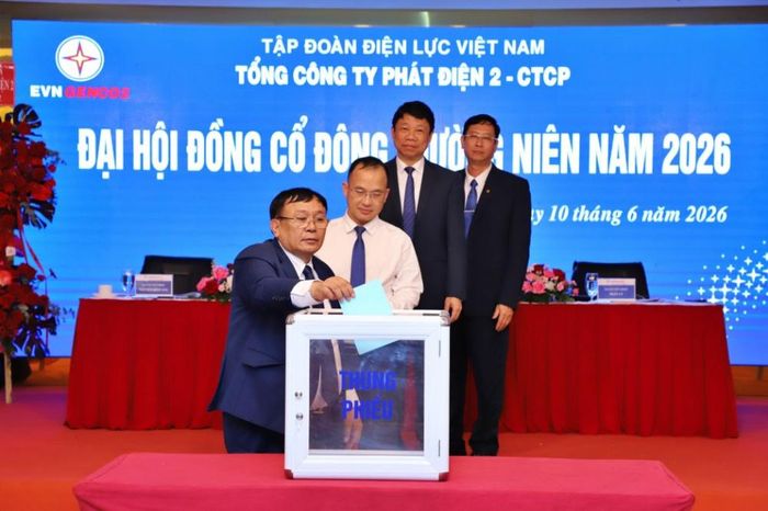 Đoàn chủ tịch thực hiện thủ tục bầu cử tại Đại hội