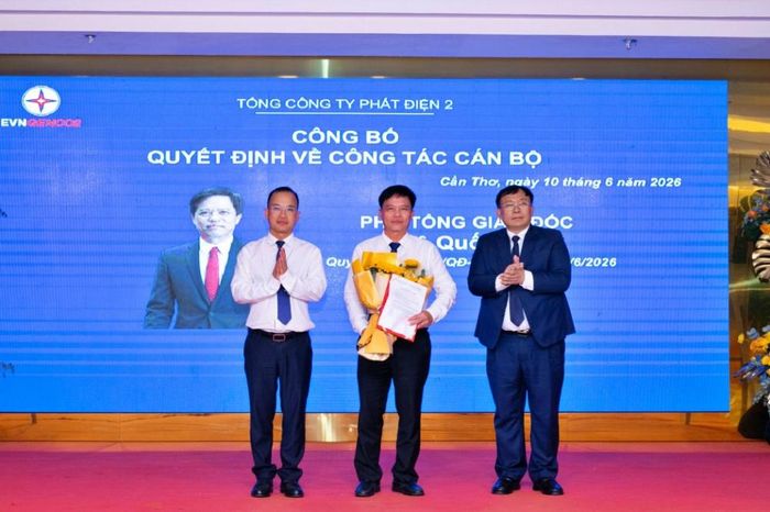 Ông Trần Phú Thái - Chủ tịch HĐQT EVNGENCO2(bìa phải) và ông Nguyễn Hữu Thịnh - Tổng Giám đốc EVNGENCO2 (bìa trái) trao hoa và Quyết định bổ nhiệm lại chức vụ Phó Tổng Giám đốc đối với ông Lê Quốc Vũ