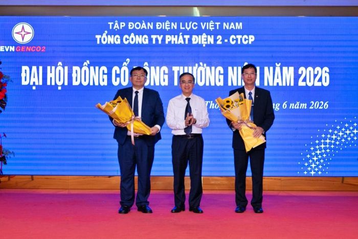 Ông Đinh Thế Phúc - Thành viên HĐTV EVN trao hoa chúc mừng ông Trần Phú Thái (bìa trái) và ông Nguyễn Đình Hải (bìa phải)
