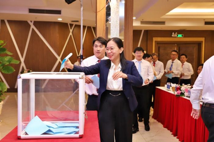 Các cổ đông tiến hành bầu cử tại Đại hội.
