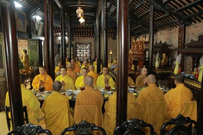 Sau khi đảnh lễ Tổ sư, Tăng Ni môn phái tổ đình Kim Tiên cùng thực hiện nghi thức quá đường