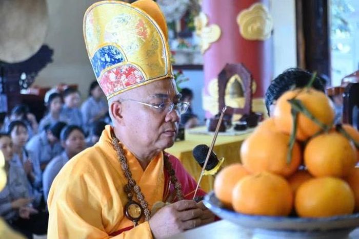 Thượng tọa Thích Quảng Tế niêm hương, bạch Phật