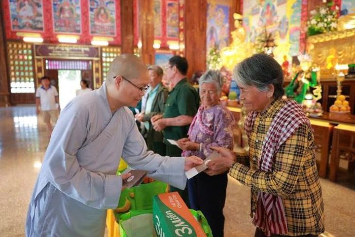 Ni sư Thích nữ Huệ Đức trao quà đến người dân