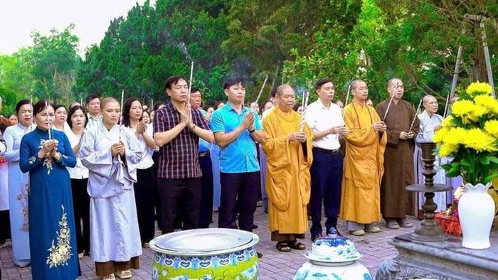 Dâng hương tưởng niệm chư vị Tổ sư, tiền nhân và các bậc hữu công đã có công khai sáng vùng đất Kim Sơn