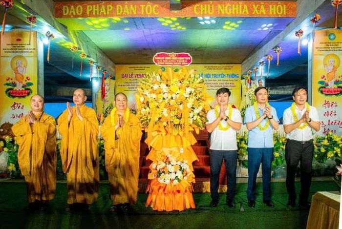 Lãnh đạo chính quyền xã Quang Thiện tặng hoa chúc mừng