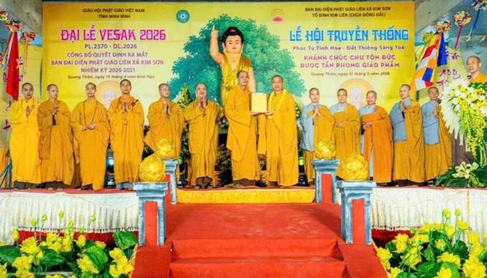 Thượng tọa Thích Trí Như, Trưởng ban Đại diện Phật giáo liên xã Kim Sơn cùng các thành viên đón nhận quyết định chuẩn y nhân sự từ Thượng tọa Thích Minh Quang