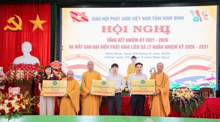 Trao bảng ủng hộ từ thiện tại địa phương