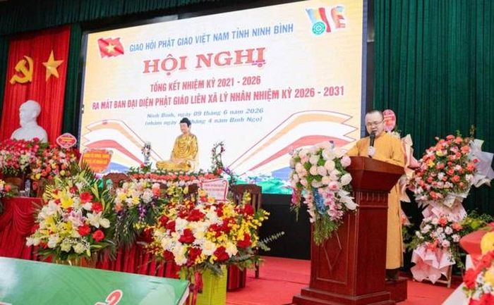 Thượng tọa Thích Thanh Tạo, Chánh Văn phòng Ban Trị sự Phật giáo tỉnh Ninh Bình đọc quyết định thành lập Ban Đại diện liên xã Lý Nhân, nhiệm kỳ 2026-2031