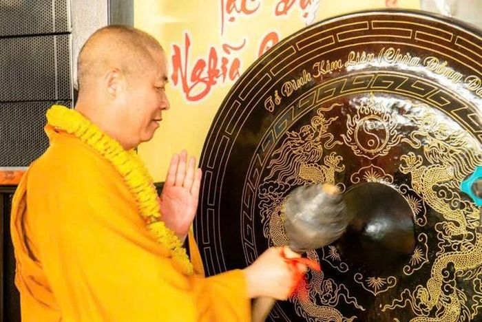 Hòa thượng Thích Thọ Lạc đánh chuông khai hội Văn hóa Vesak 2026