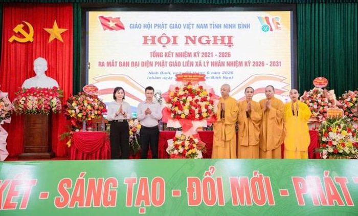 Lãnh đạo chính quyền tặng hoa chúc mừng