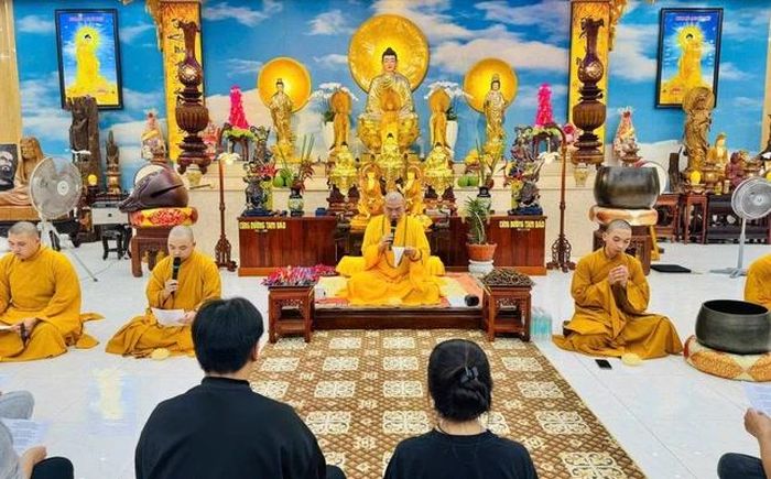 Chư Tăng thực hiện nghi thức cầu nguyện