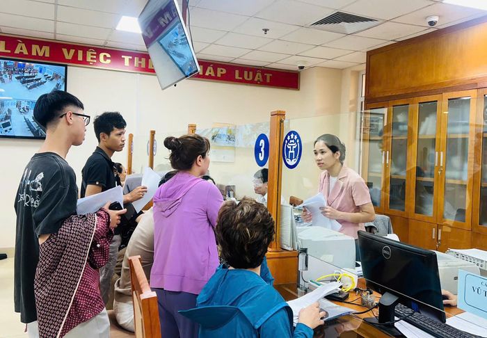 Người dân làm thủ tục hành chính tại Điểm phục vụ hành chính công phường Hoàn Kiếm, TP Hà Nội.