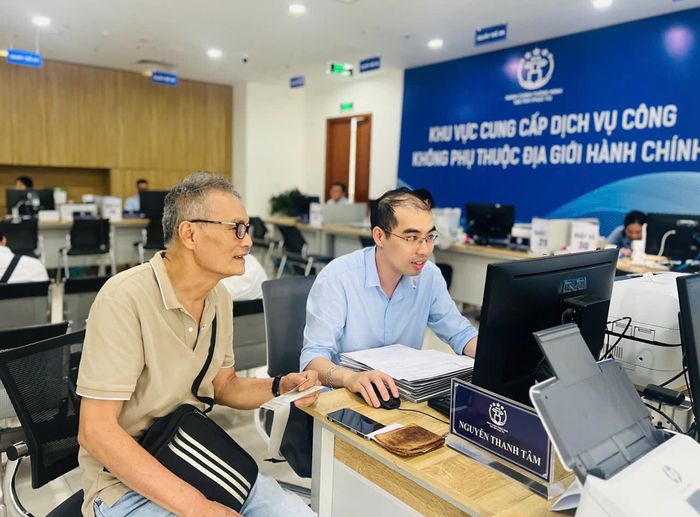 Người dân đến làm thủ tục hành chính tại Trung tâm phục vụ hành chính công TP Hà Nội chi nhánh số 1.
