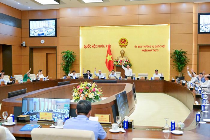 Ủy ban Thường vụ Quốc hội biểu quyết đối với dự thảo Nghị quyết. Ảnh: Media Quốc hội.