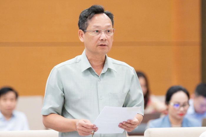 Phó Chánh án Tòa án nhân dân tối cao Nguyễn Văn Tiến trình bày Tờ trình. Ảnh: Media Quốc hội.