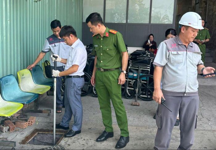 Cơ quan chức năng lấy mẫu nước thải giám định.
