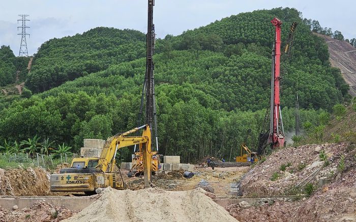 Một số khu vực gặp nền đất yếu cũng được xử lý kịp thời để đảm bảo tiến độ đề ra. Nếu không sớm triển khai, vào mùa mưa ở Huế thường có mưa kéo dài, gây bất lợi cho hoạt động xây dựng.