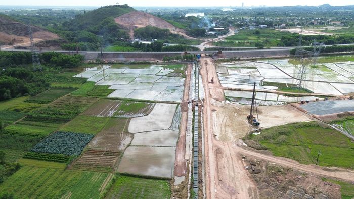 Theo ghi nhận của PV Báo Xây dựng tại nút giao tỉnh lộ 12B, phường Kim Long (TP Huế) nhà thầu đang tập trung, tăng tốc bạt núi, thi công cầu vượt đường tránh Huế để hình thành tuyến đường ra, vào tuyến cao tốc Cam Lộ - La Sơn theo hướng Nam - Bắc.